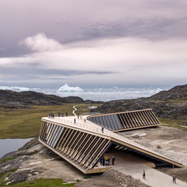 Hver dag producerer Sermeq Kujalleq-gletsjeren omkring 70 millioner tons is, som krydser fjorden mod havet i form af isbjerge, isklumper og isflager.(© Adam Mørk) Hver dag producerer Sermeq Kujalleq-gletsjeren omkring 70 millioner tons is, som krydser fjorden mod havet i form af isbjerge, isklumper og isflager.(© Adam Mørk)