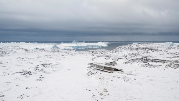 Isfjordscenter er den eneste bygning i midten af landskabet (© Adam Mørk) Isfjordscenter er den eneste bygning i midten af landskabet (© Adam Mørk)