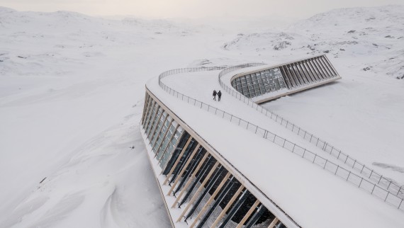 Taget på Isfjordscenter på Grønland er også en terrasse (© Adam Mørk) Taget på Isfjordscenter på Grønland er også en terrasse (© Adam Mørk)