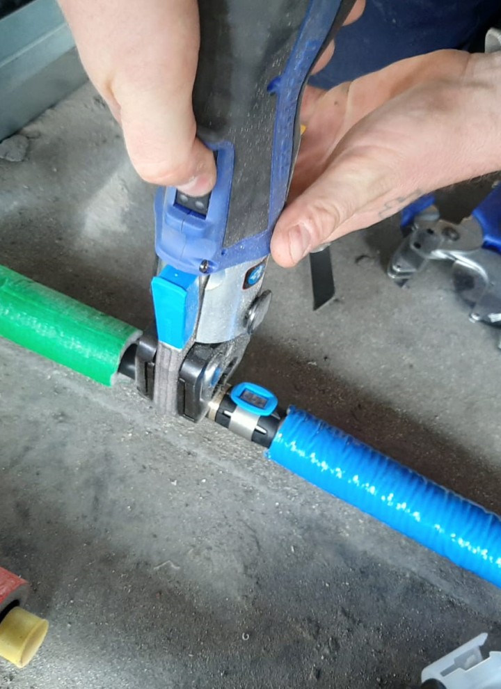 Det nye Geberit FlowFit system i brug (© Geberit) Det nye Geberit FlowFit system i brug (© Geberit)
