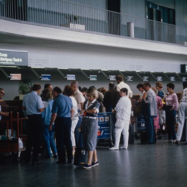 Passagerer, der venter i transitområdet i Terminal A i 1986. (© ETH-Bibliothek Zürich) Passagerer, der venter i transitområdet i Terminal A i 1986. (© ETH-Bibliothek Zürich)