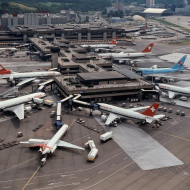 Luftfoto af Terminal B i Zürich fra 1980'erne. (© Swissair) Luftfoto af Terminal B i Zürich fra 1980'erne. (© Swissair)