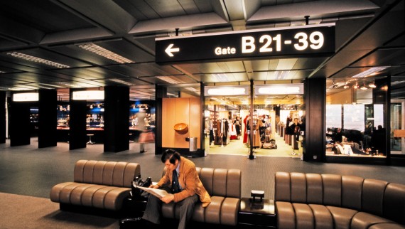 Indendørs foto fra 1980'erne af Terminal B i Zürich-Kloten Lufthavn (© ETH-Bibliothek Zürich). Indendørs foto fra 1980'erne af Terminal B i Zürich-Kloten Lufthavn (© ETH-Bibliothek Zürich).