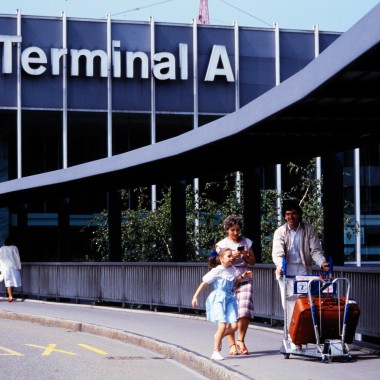 Fodgængere foran Terminal A i 1985. (© Swissair) Fodgængere foran Terminal A i 1985. (© Swissair)
