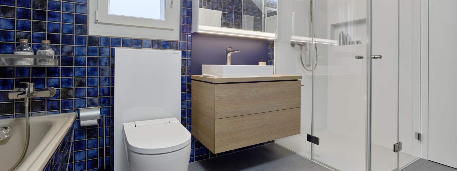 After: The new bathroom is tidy, functional and modern (© Ben Huggler)