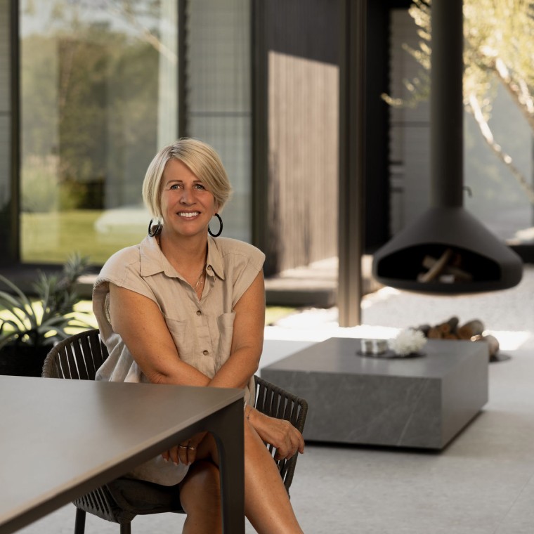 Når det regner (og det virkelig øser ned), skaber pejsen en hyggelig atmosfære – og Geberit Pluvia sikrer optimal tagafvanding. (© Alyne Media)