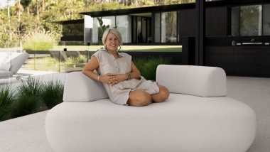 Arkitekt Sarah Waller i sit eget australske drømmehus (© Alyne Media)