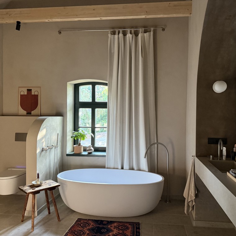 Badeværelserne har deres egne navne – her ses “det beige badeværelse” (© Büşra Qadir).