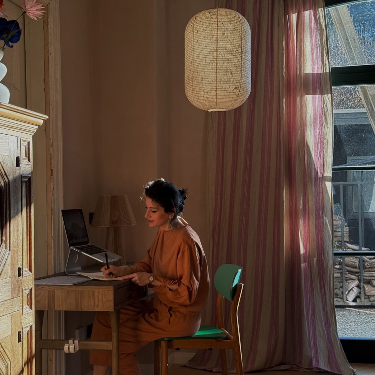 Büşra Qadir kalder sin indretningsstil for 'fusion living', hvor hun kombinerer kulturer, stilarter og farver (© Büşra Qadir) Büşra Qadir kalder sin indretningsstil for 'fusion living', hvor hun kombinerer kulturer, stilarter og farver (© Büşra Qadir)