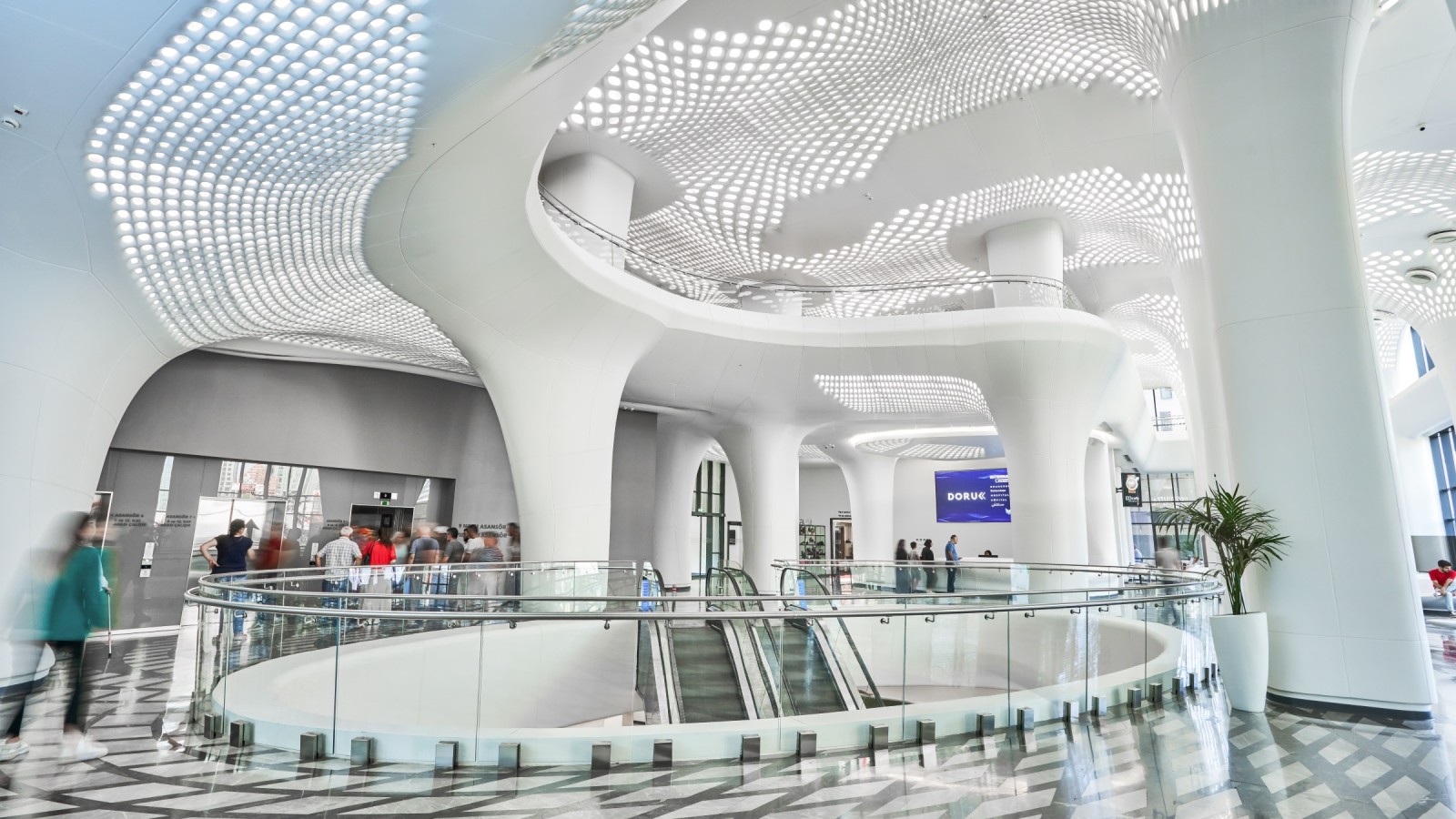 Futuristisk og badet i lys: Doruk Nilüfer Hospital i Bursa stoler på rummelige værelser og organiske former. (© Doruk Hospital)