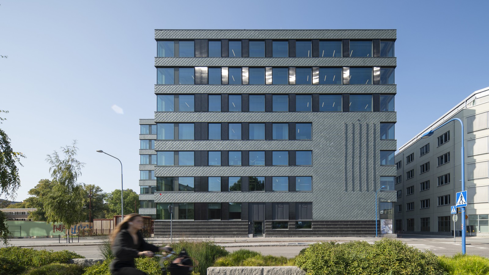 Facaden, der er lavet af skifer og integrerede solpaneler, sikrer energieffektivitet (© baraBild)