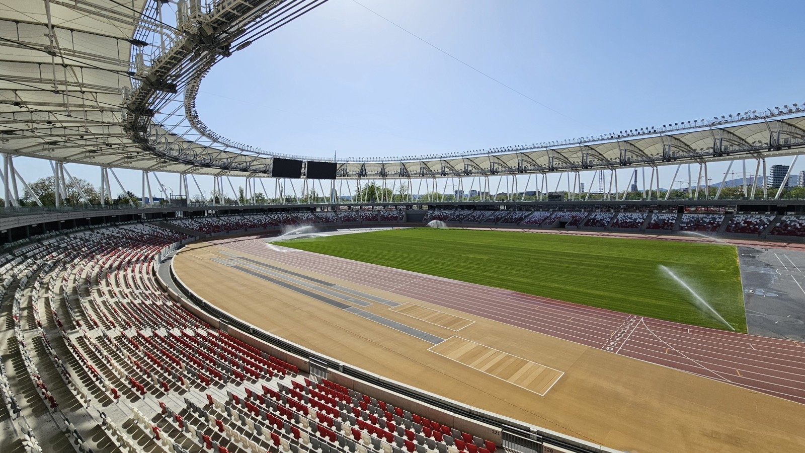 Den centrale plads er tiltænkt store begivenheder, men halvvejs oppe findes en bred bane til offentlig brug (© Geberit)