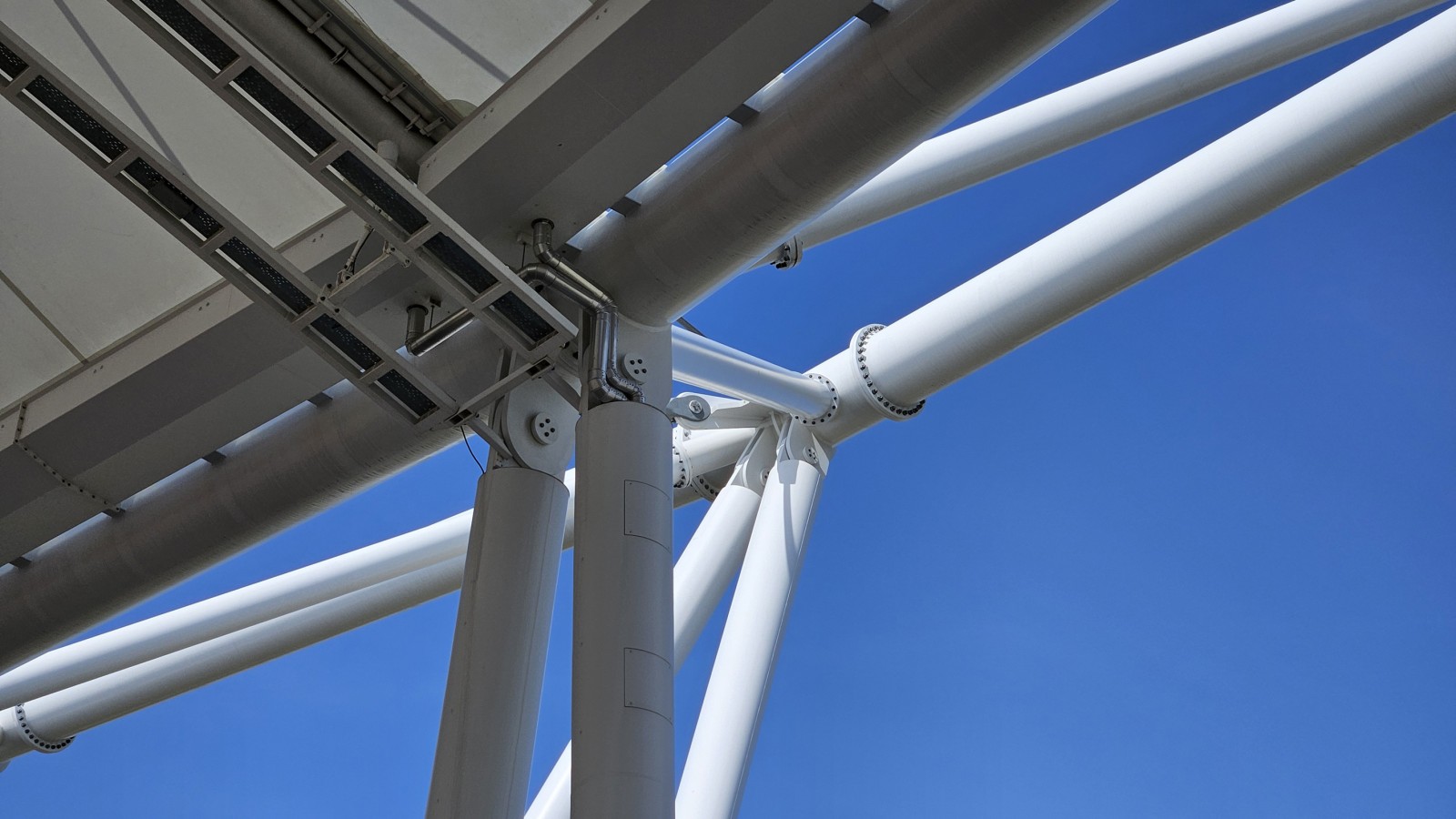 Skjult i bjælkerne: Geberit Pluvia tagafvandingssystem er skjult (© Geberit)