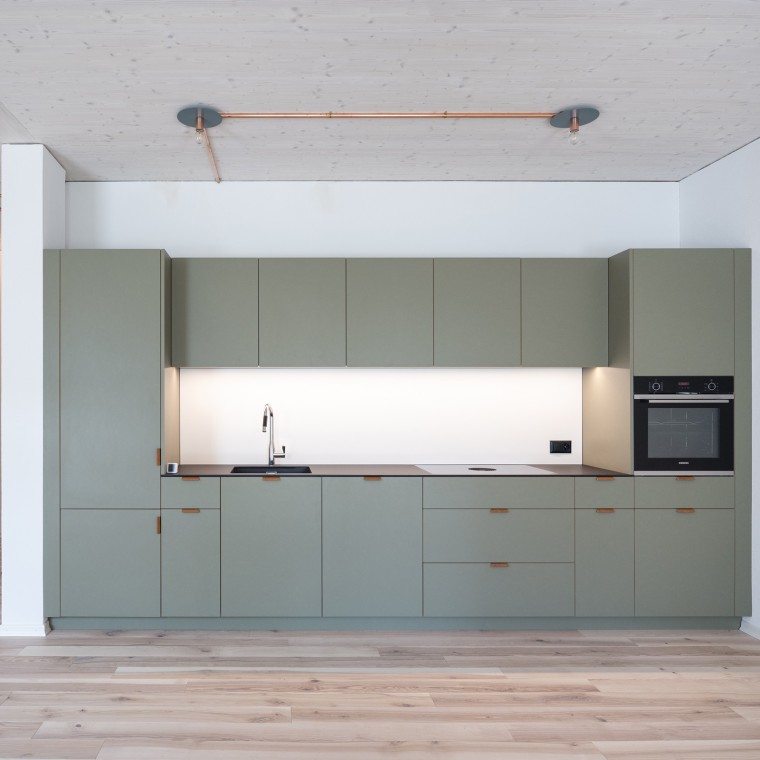 Overflademonterede kabler er installeret for at sikre, at bygningen også kan bruges fleksibelt på lang sigt. (© Openly / Jens Ellensohn) Overflademonterede kabler er installeret for at sikre, at bygningen også kan bruges fleksibelt på lang sigt. (© Openly / Jens Ellensohn)