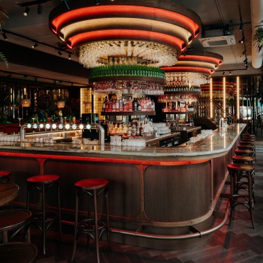 På stueetagen: den legendariske Heineken Hoek Grand Café har fået et nyt look. (© Nina Slagmolen) På stueetagen: den legendariske Heineken Hoek Grand Café har fået et nyt look. (© Nina Slagmolen)