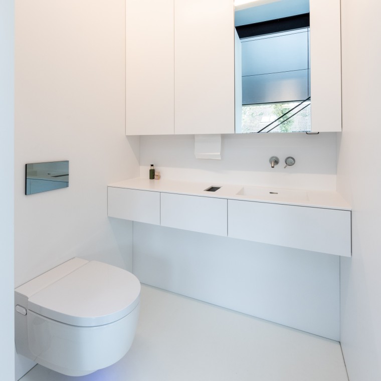 Minimalistisk indretning, maksimal komfort – med Geberit AquaClean Mera Comfort douchtoilet (© Lucas van der Wee). Minimalistisk indretning, maksimal komfort – med Geberit AquaClean Mera Comfort douchtoilet (© Lucas van der Wee).