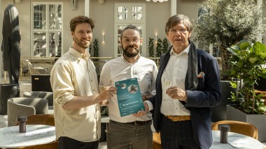 CEO hos Bjerg Arkitektur Kjeld Bjerg (fra højre) og arkitekterne Carsten Wraae Jensen og Mads Bjerg Nørkjær vandt for bedste design. (© Wilfred Gachau)