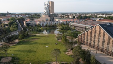 LUMA kulturcenter i Arles: Parken og event bygningen samt det 56 meter høje tårn på toppen, designet af Frank Gehry (© Rémi Bénali, Arles)