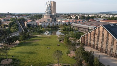 LUMA kulturcenter i Arles: Parken og event bygningen samt det 56 meter høje tårn på toppen, designet af Frank Gehry (© Rémi Bénali, Arles) LUMA kulturcenter i Arles: Parken og event bygningen samt det 56 meter høje tårn på toppen, designet af Frank Gehry (© Rémi Bénali, Arles)