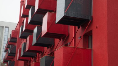 En smuk rød facade i Frankfurt (DE) (© Geberit)