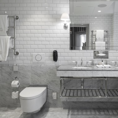 Badeværelse med Geberit AquaClean Mera douchetoilet (© Andy Liffner) Badeværelse med Geberit AquaClean Mera douchetoilet (© Andy Liffner)