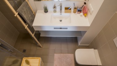 Lille, mindre, tilstrækkelig: Et af badeværelserne i LivinnX (© Jaroslaw Kakal/Geberit)