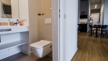 Et design, der øger pladsen: Lille badeværelse i en lejlighed i LivinnX studieboligerne. (© Jaroslaw Kakal/Geberit)