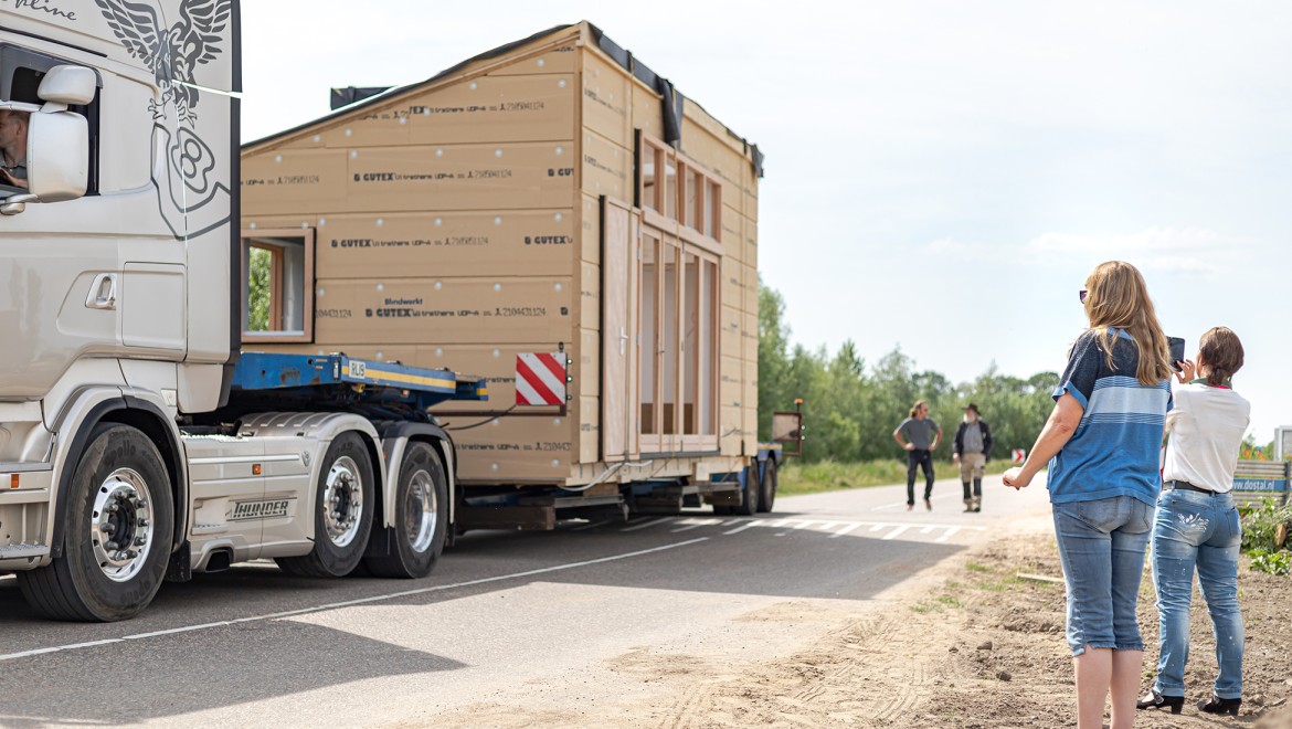 Transport af lille hus (© Chiela van Meerwijk)