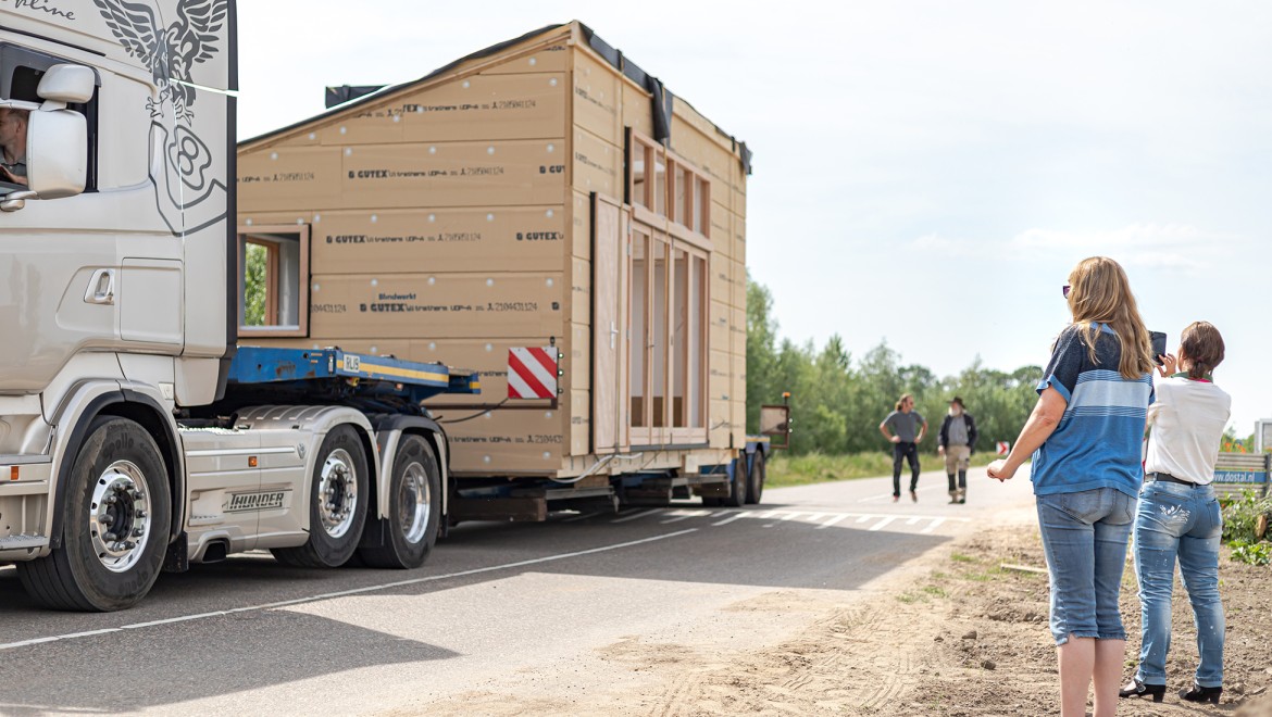 Transport af lille hus (© Chiela van Meerwijk) Transport af lille hus (© Chiela van Meerwijk)