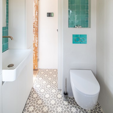 Alt til det lille badeværelse: Toilet, betjeningsplade og bordstående håndvask er fra Geberit. (© Chiela van Meerwijk)