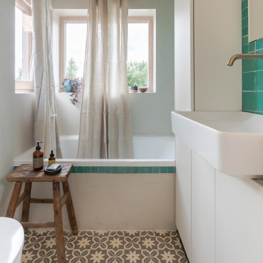 Badeværelset hos Marjolein Jonker på kun 4 m². (© Chiela van Meerwijk) Badeværelset hos Marjolein Jonker på kun 4 m². (© Chiela van Meerwijk)