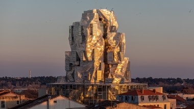 De særligt belagte aluminiumspaneler på tårnet reflekterer lyset og skaber en flot atmosfære (© Adrian Deweerdt, Arles)