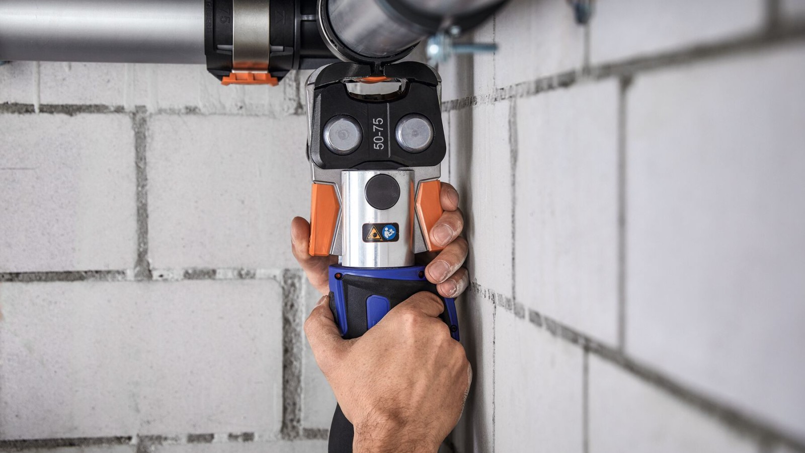 Geberit FlowFit kan presses på smalle steder Geberit FlowFit kan presses på smalle steder