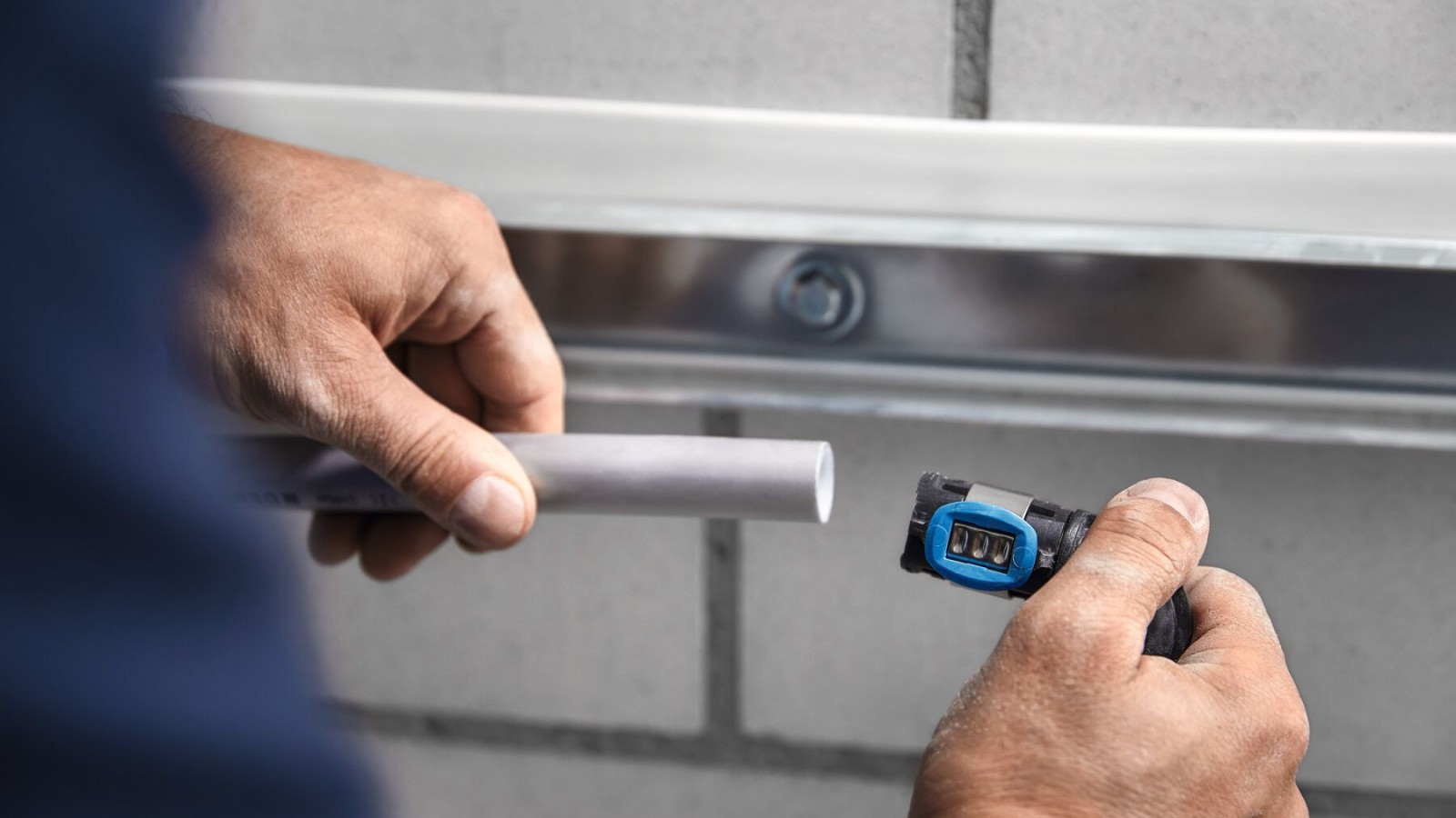 Geberit FlowFit fitting kan let sættes på, når der er afkortet i længden Geberit FlowFit fitting kan let sættes på, når der er afkortet i længden