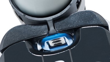 Vejledning af værktøjet gennem presseindikatoren med Geberit FlowFit.