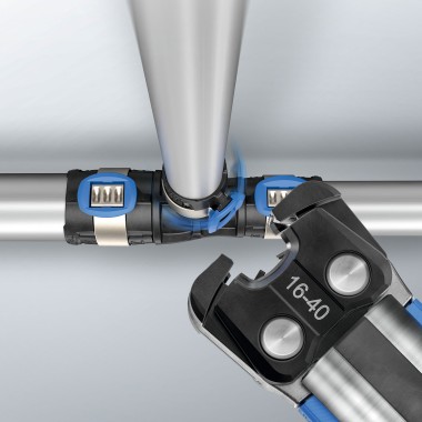 Geberit FlowFit pressystemet er nemt at bruge, selv i de mest vanskelige positioner, takket være den drejelige presseslynge. Geberit FlowFit pressystemet er nemt at bruge, selv i de mest vanskelige positioner, takket være den drejelige presseslynge.