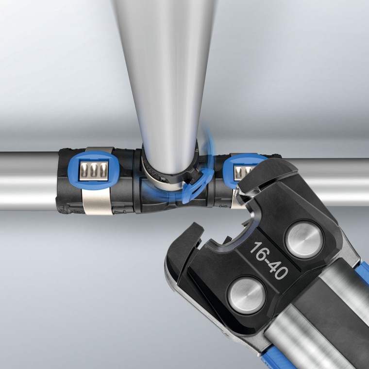 Geberit FlowFit pressystemet er nemt at bruge, selv i de mest vanskelige positioner, takket være den drejelige presseslynge. Geberit FlowFit pressystemet er nemt at bruge, selv i de mest vanskelige positioner, takket være den drejelige presseslynge.