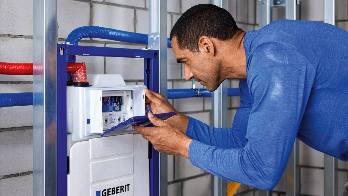 Mand installerer Geberit hygiejnesystemet Mand installerer Geberit hygiejnesystemet