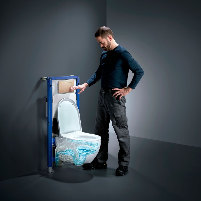 En mand betjener TurboFlush-skylleteknikken på et Geberit Acanto toilet En mand betjener TurboFlush-skylleteknikken på et Geberit Acanto toilet