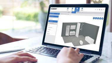 Kvinde designer sit nye badeværelse med 3D-badeværelsesplanlæggeren fra Geberit