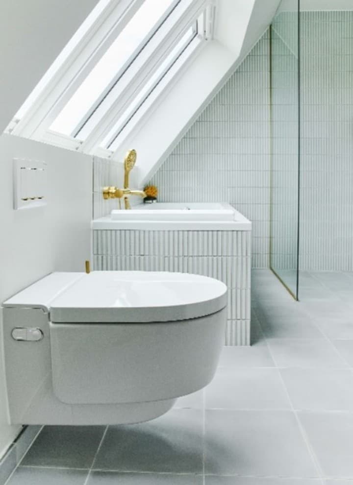 Badeværelset blev lyst og lækkert efter renoveringen. Badeværelset blev lyst og lækkert efter renoveringen.