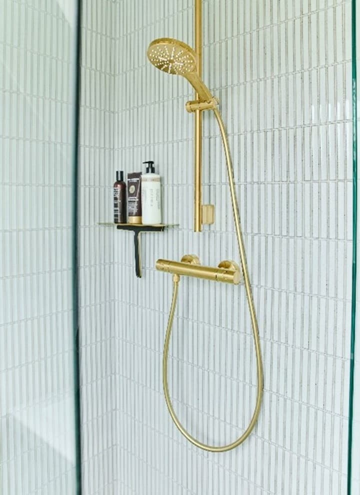 Yuki White fliser fra Marokk tilfører tekstur og dybde til rummet. Yuki White fliser fra Marokk tilfører tekstur og dybde til rummet.