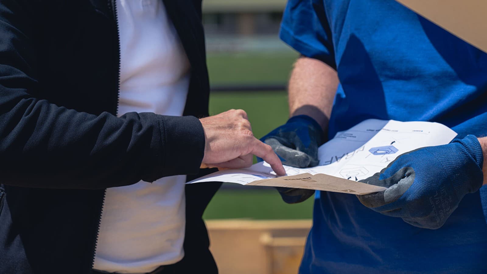 Mennesker der planlægger ud fra tegning Mennesker der planlægger ud fra tegning
