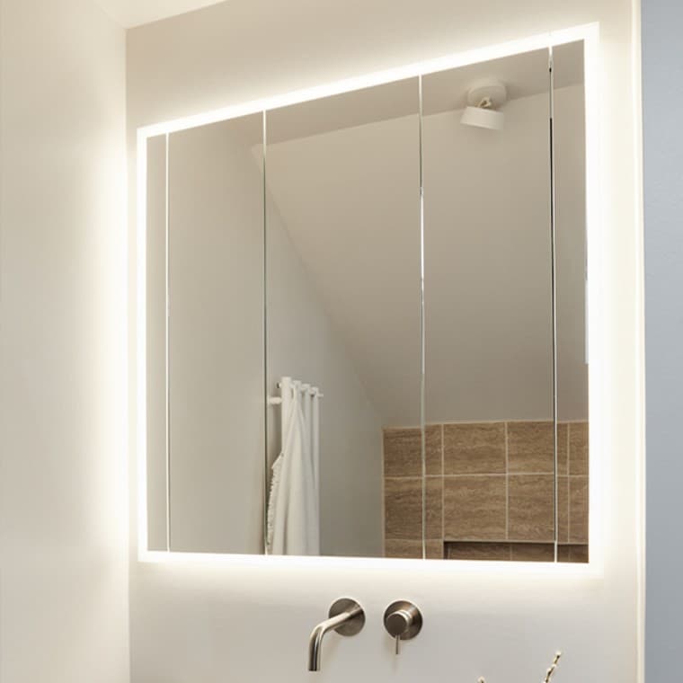 Renovering med Geberit ONE, nyt spejl (© Skov) Renovering med Geberit ONE, nyt spejl (© Skov)