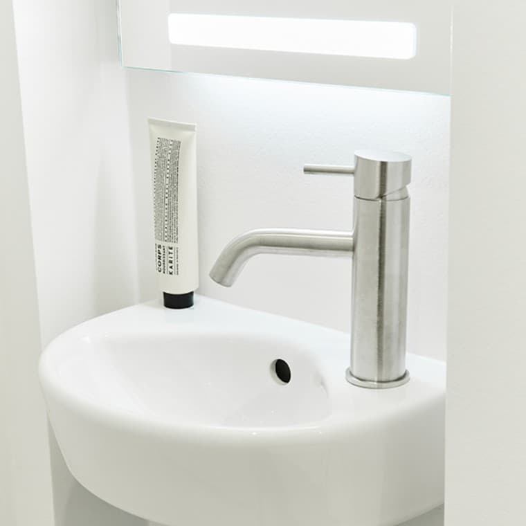 Renovering med Geberit ONE, nyt gæstetoilet vask (© Skov) Renovering med Geberit ONE, nyt gæstetoilet vask (© Skov)