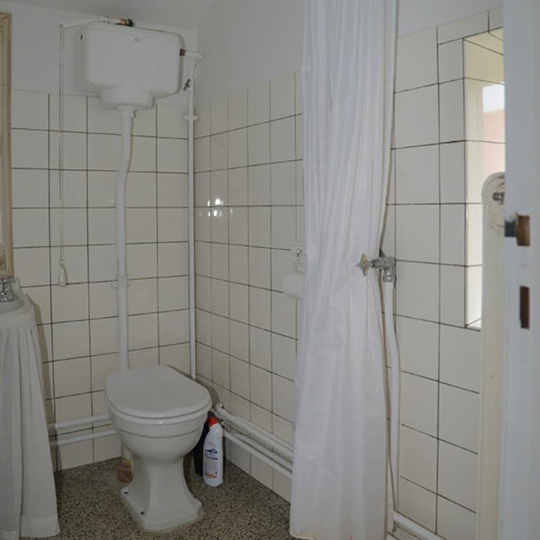 Renovering med Geberit ONE, gammelt badeværelse (© Skov) Renovering med Geberit ONE, gammelt badeværelse (© Skov)