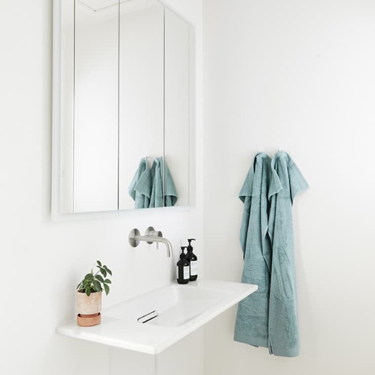 Renovering med Geberit ONE, nyt spejl og vask (© Skov) Renovering med Geberit ONE, nyt spejl og vask (© Skov)