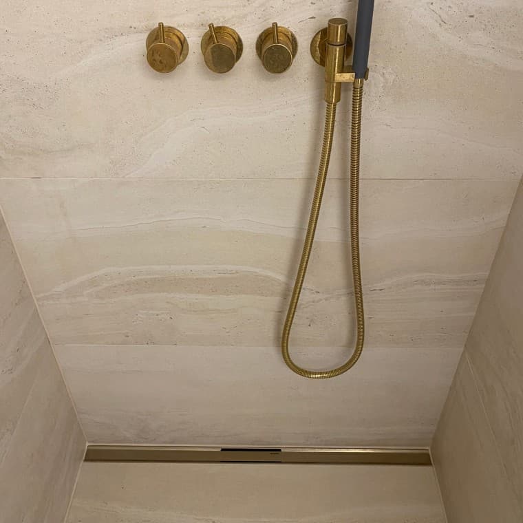 Bruseniche med CleanLine afløb Bruseniche med CleanLine afløb