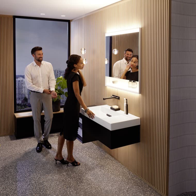 Mand og kvinde i badeværelse fra badserien Geberit ONE Mand og kvinde i badeværelse fra badserien Geberit ONE