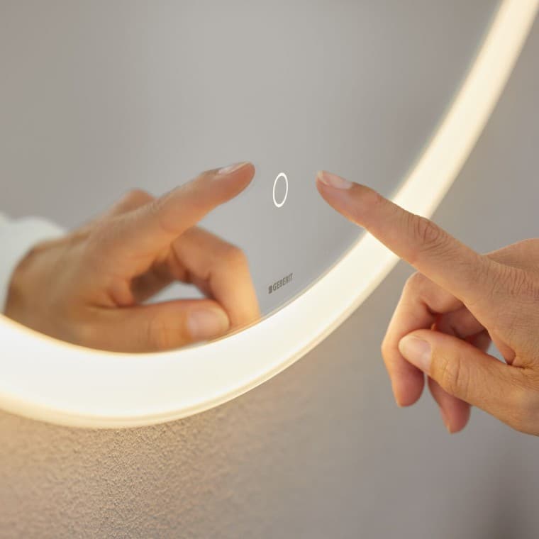 Geberit Option Round spejl med touch sensor styring (© Geberit) Geberit Option Round spejl med touch sensor styring (© Geberit)